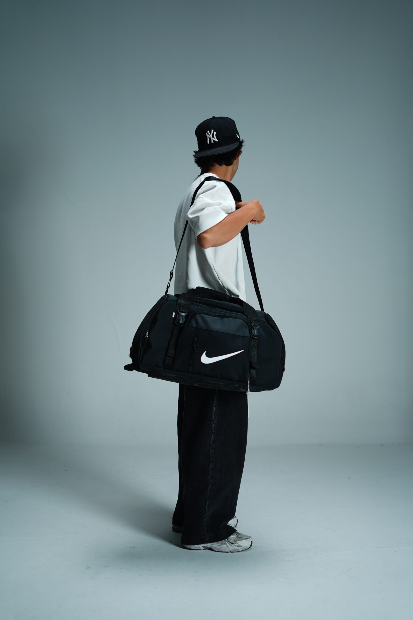 ساک ورزشی نایک سه کاره ساک ورزشی نایک سهکاره دیبا با جاکفشی و جای مت قابل تبدیل به کوله