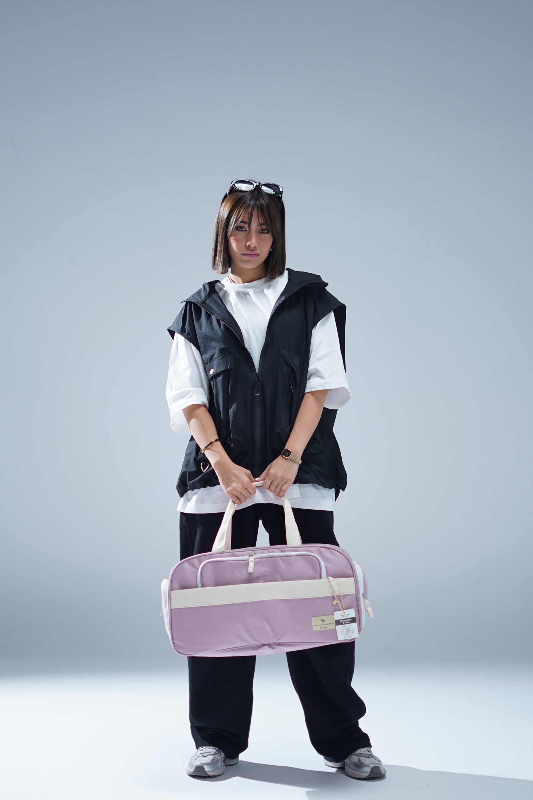 ساک ورزشی ابرکرومبی با نوار کنفی، بند کنفی پنبه‌ای، جاکفشی مجزا، دو جیب جلو و جیب بقل، رنگبندی متنوع