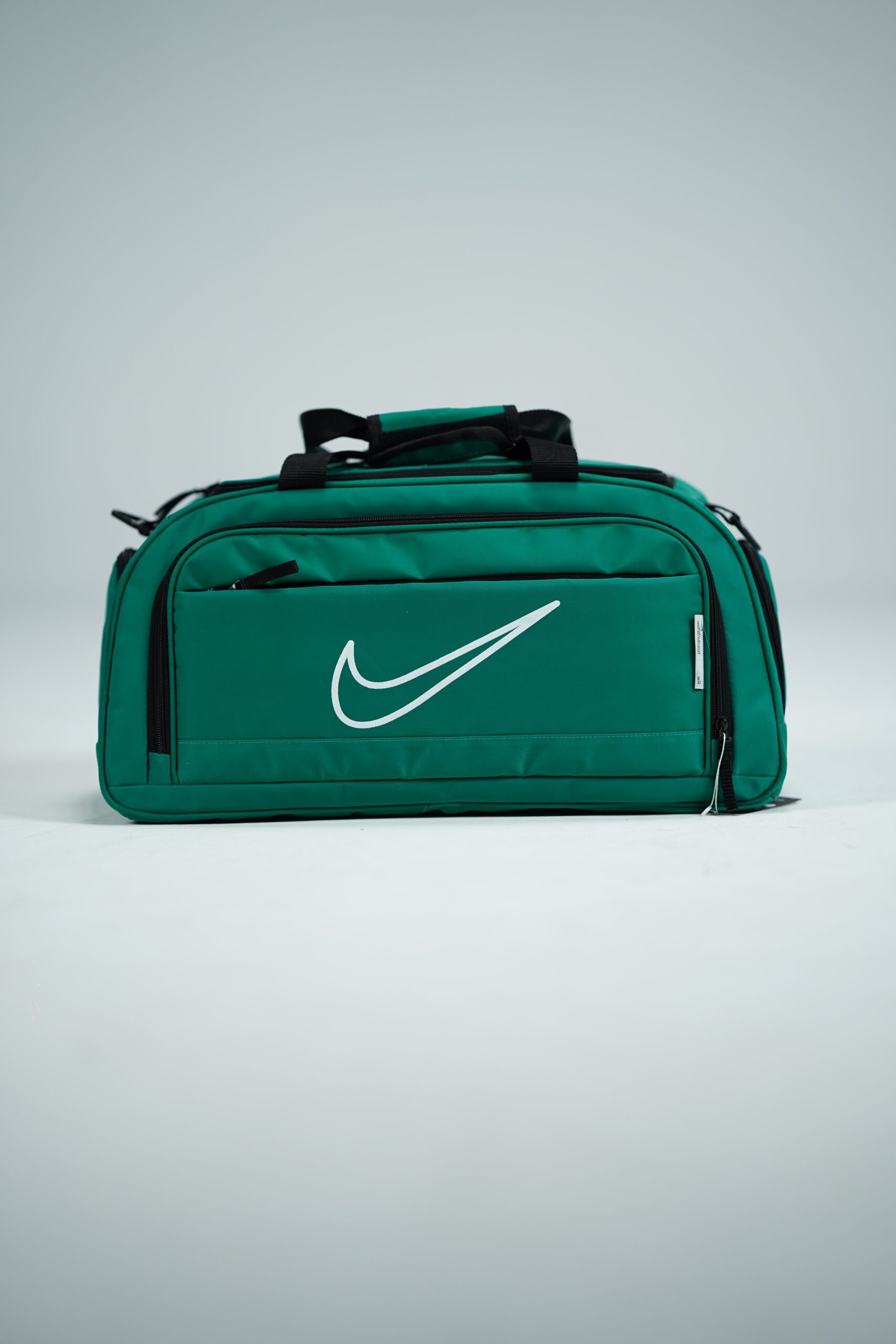 ساک ورزشی تفکیکی نایک نمای داخلی ساک ورزشی نایک با آستر خارجی