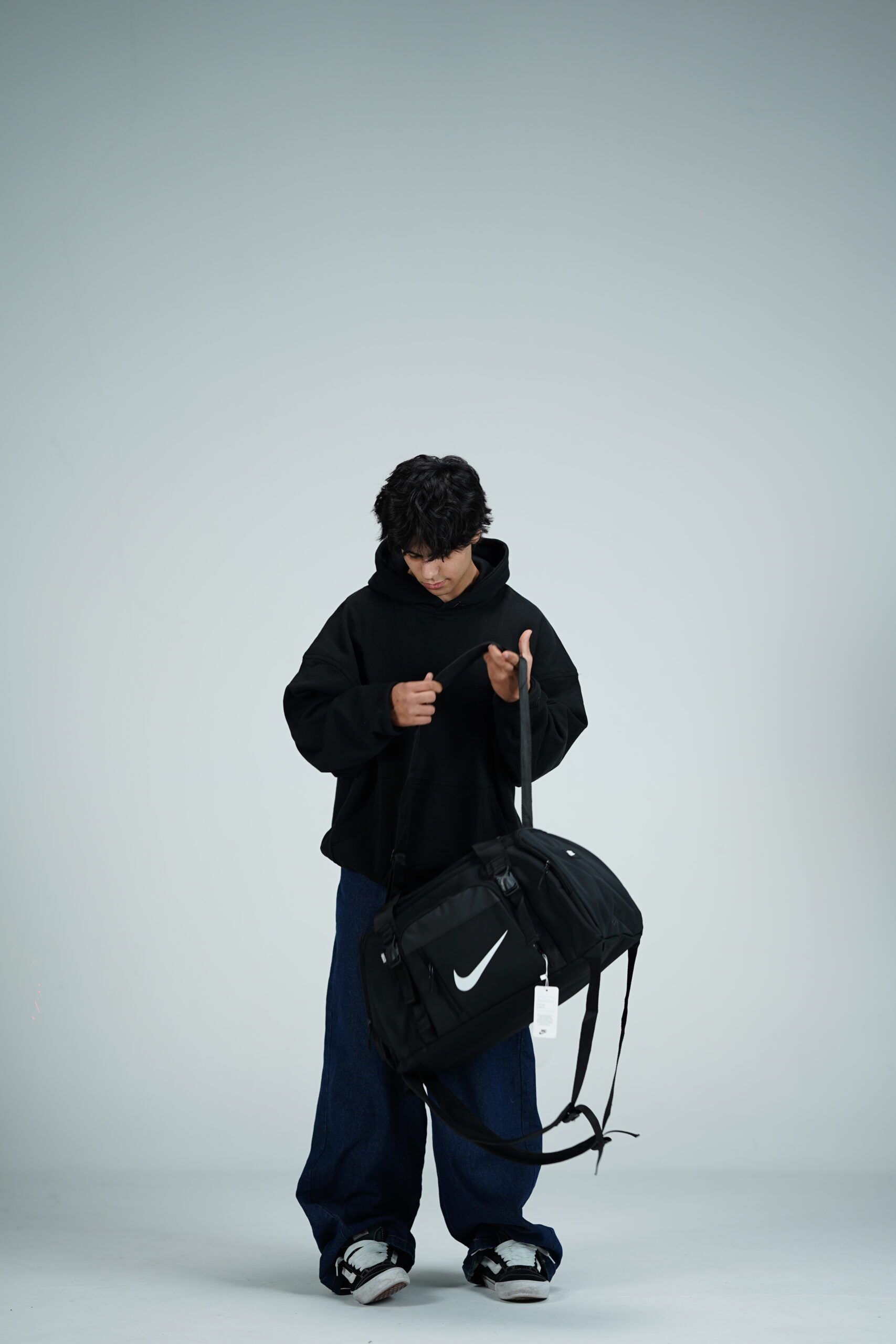 ساک ورزشی نایک سه کاره در حالت کوله